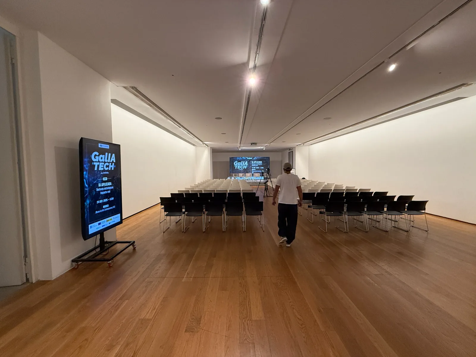 Pantalla LED en escenario interior (congreso)